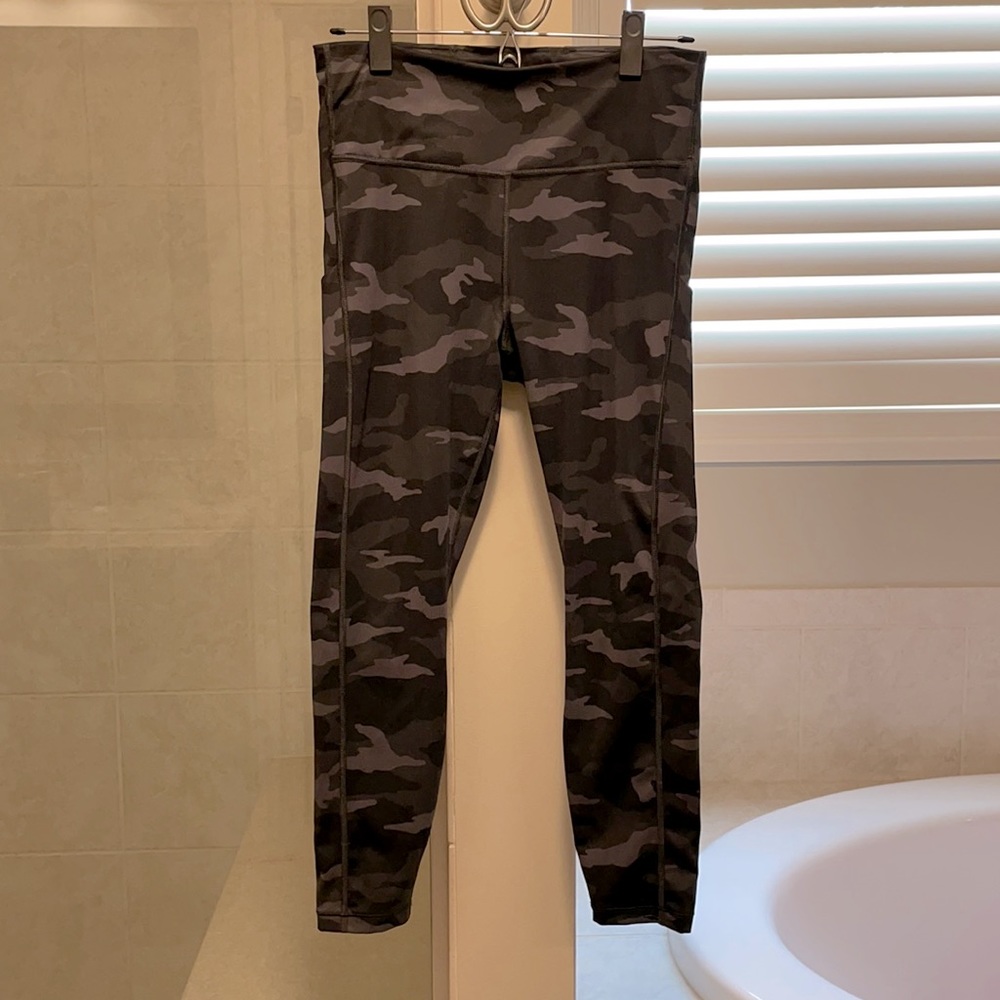 Athleta Ultimate camo leggings 7/8 tight